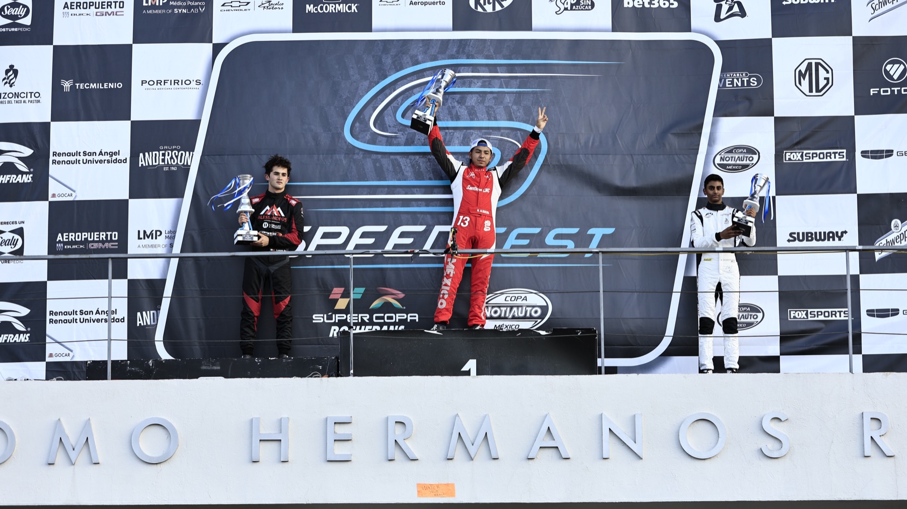 Piloto de Santinel Racing en lo más alto del podio
